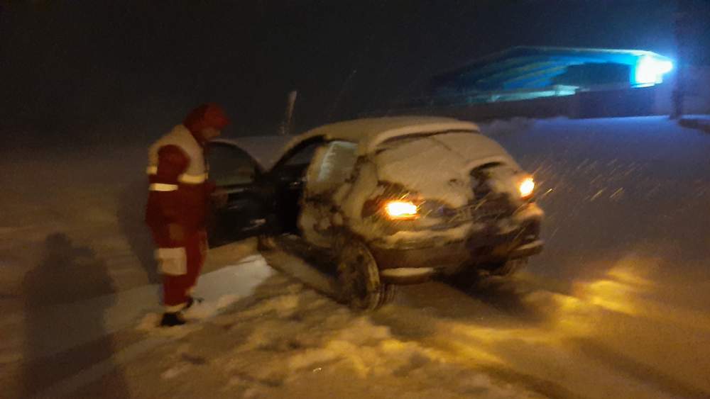 امداد رسانی به خودروهای گرفتار در برف توسط نجاتگران لنجان